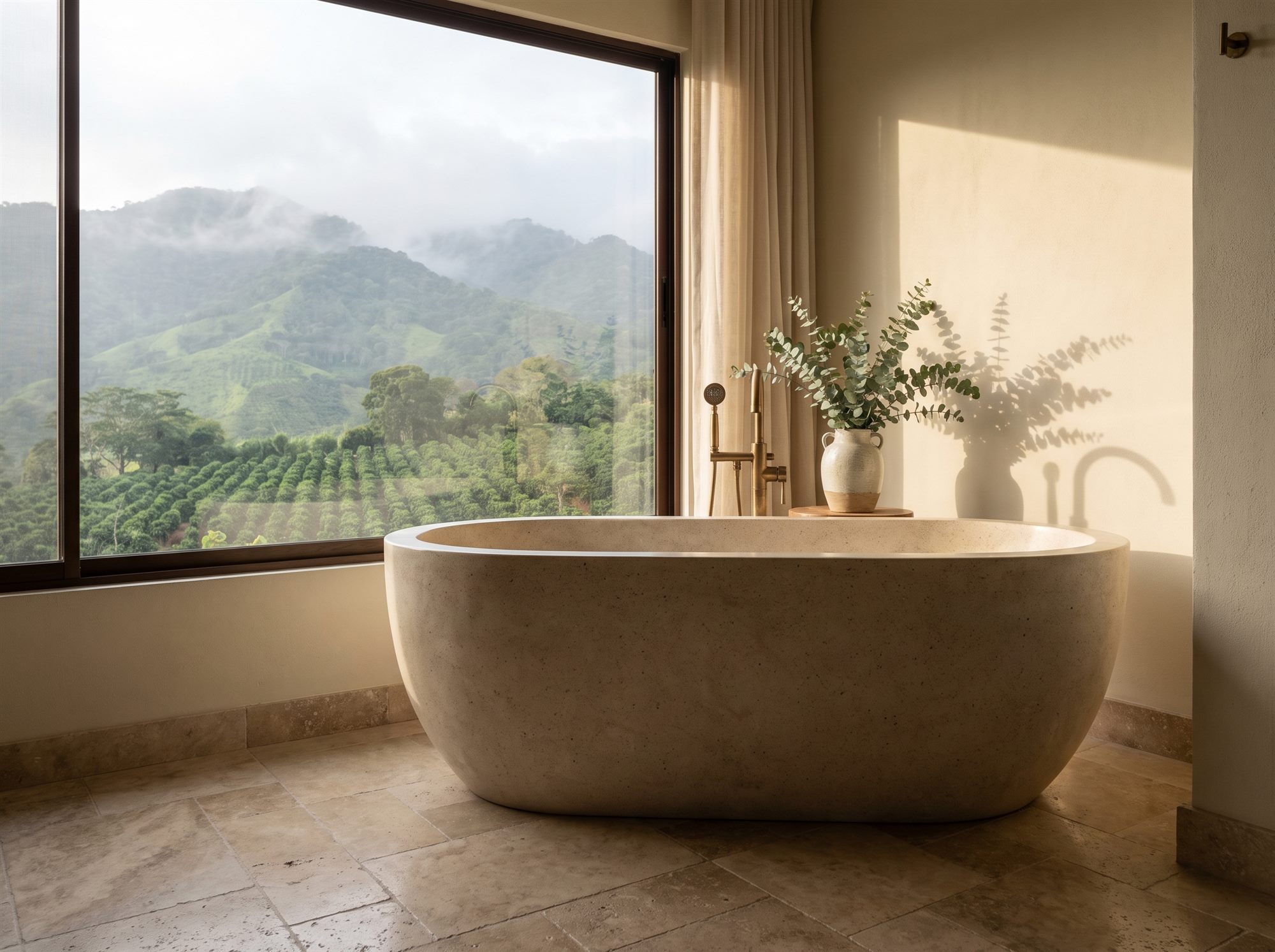 Baño de piedra con tina y vista a los cafetales